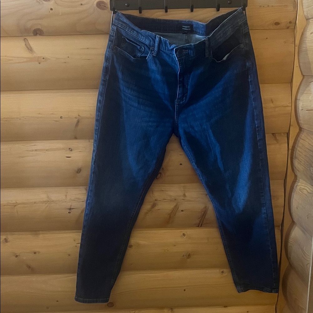 Banana Republic Girlfriend Jeans size 33/16 inseam 27” length from top 38” Capri